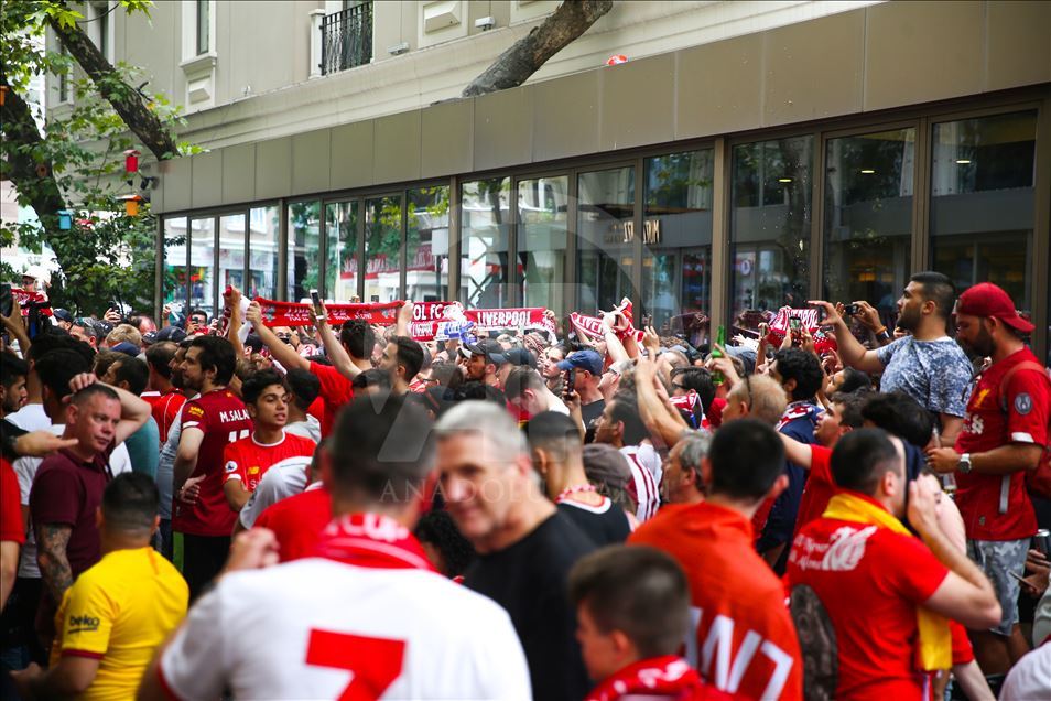 Zagrijava se atmosfera u Istanbulu: Navijači Liverpoola okupili se na trgu Taksim
