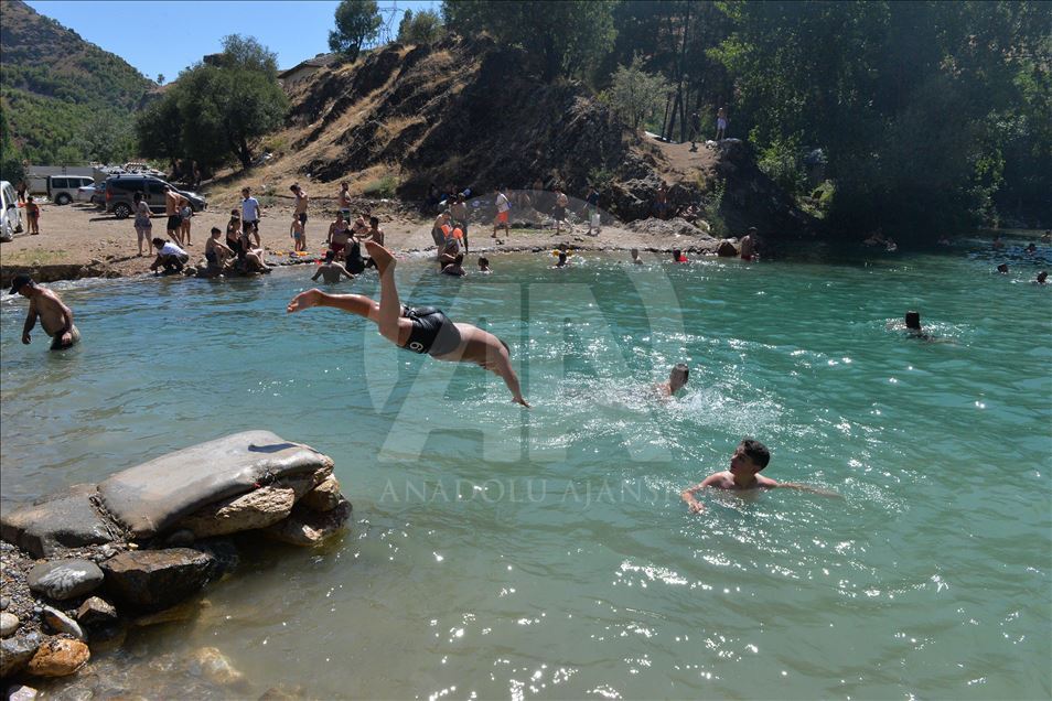 Li qeraxên Çemê Munzur û Pulumurê kêfa plajê