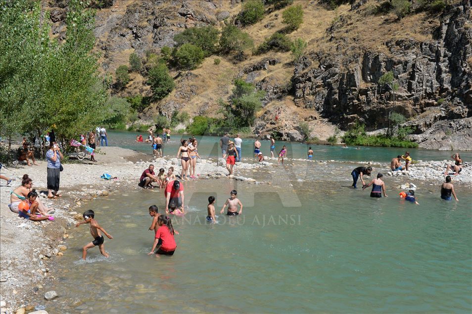 Li qeraxên Çemê Munzur û Pulumurê kêfa plajê