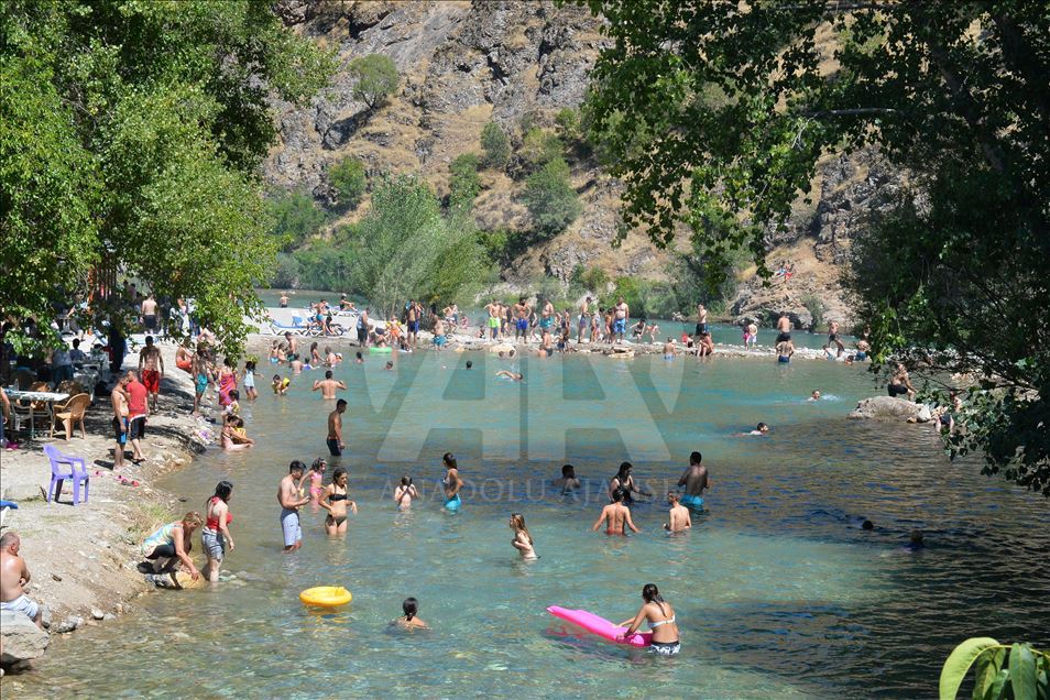 Li qeraxên Çemê Munzur û Pulumurê kêfa plajê