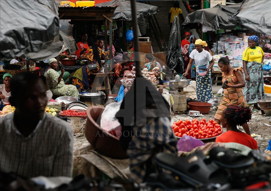 Tregu shumëngjyrësh në Abidjan të Bregut të Fildishtë