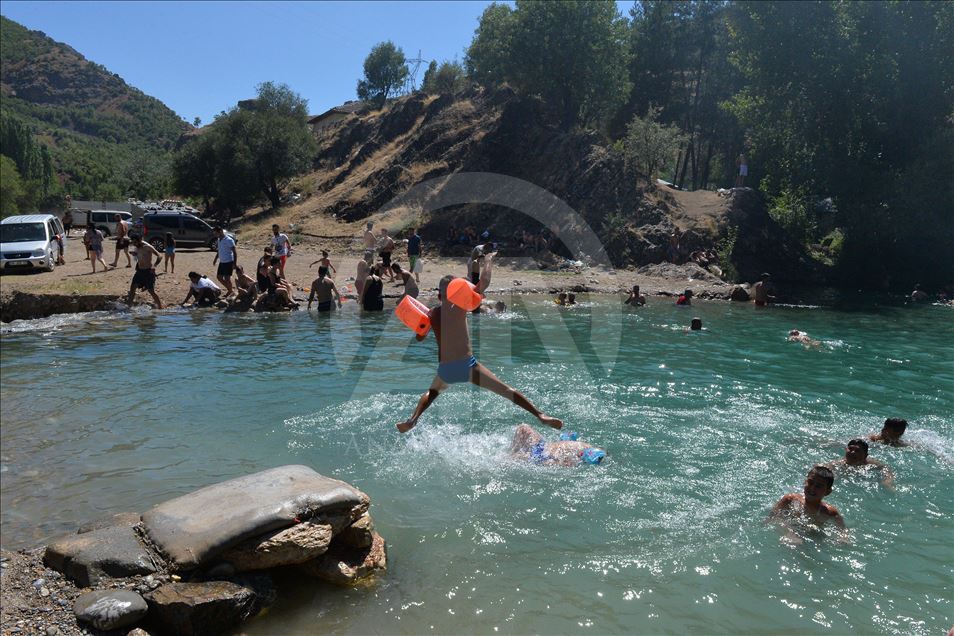 Li qeraxên Çemê Munzur û Pulumurê kêfa plajê