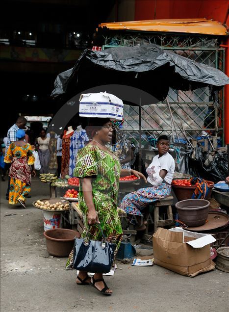 Tregu shumëngjyrësh në Abidjan të Bregut të Fildishtë