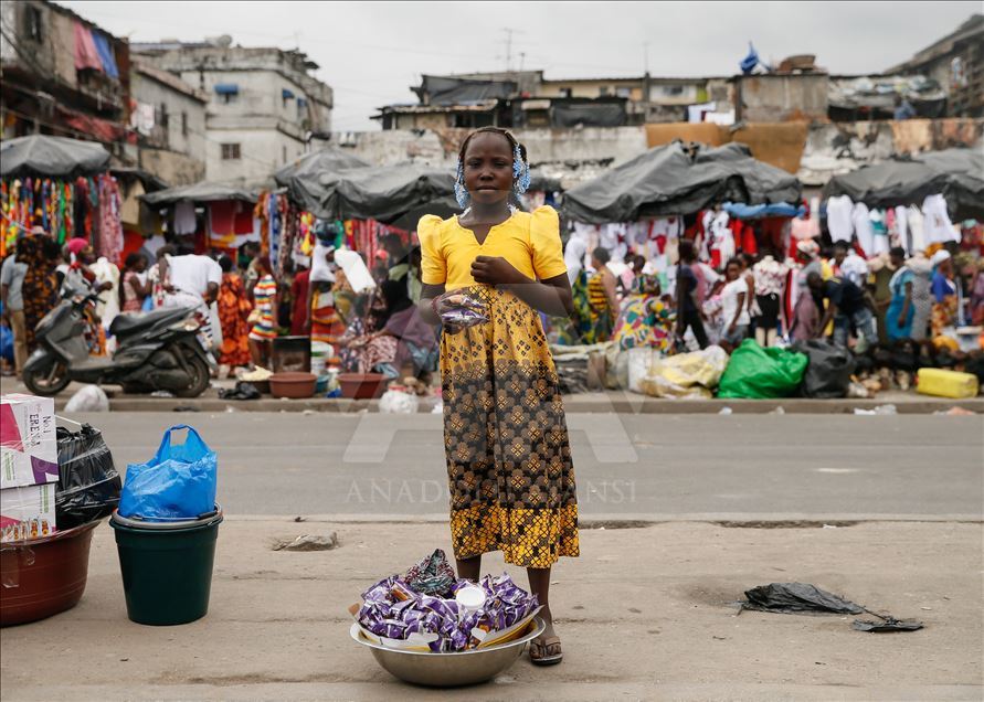 Tregu shumëngjyrësh në Abidjan të Bregut të Fildishtë