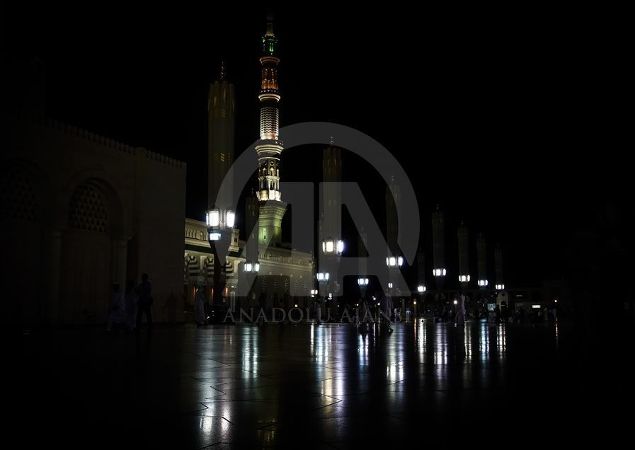Fotografi nga Xhamia e të Dërguarit nga rrezet e para të diellit në Medine