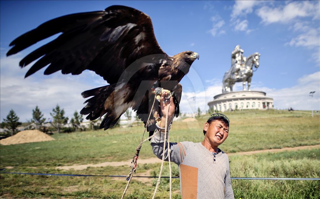 40 metrelik Cengiz Han Heykeli ziyaretçilerin ilgisini çekiyor