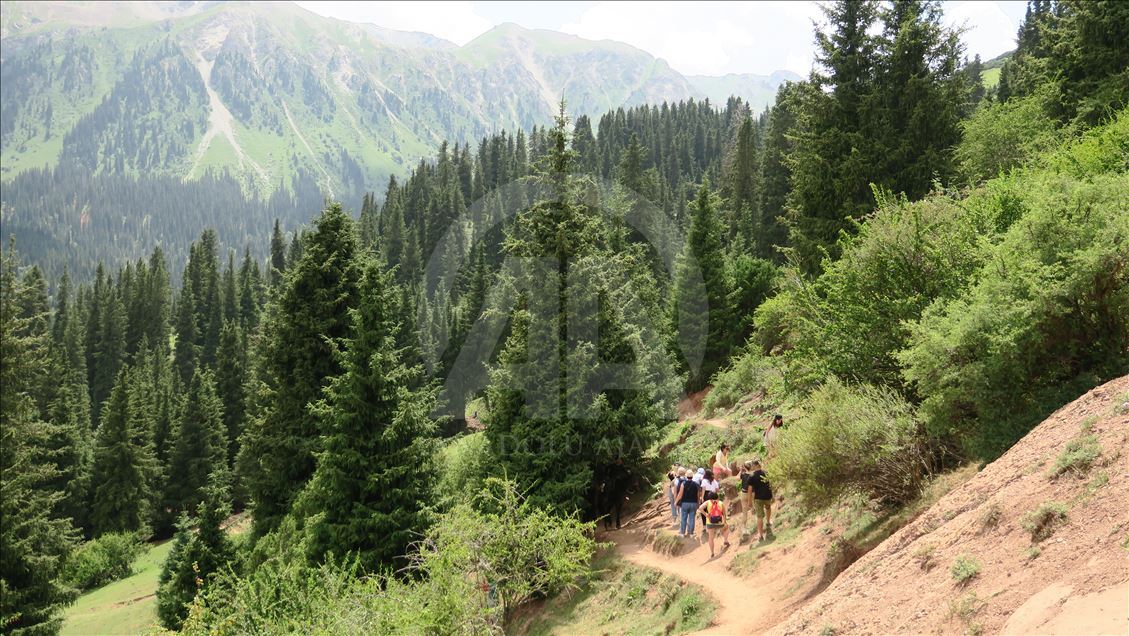 جمال الطبيعة يجعل قرغيزيا وجهة للسياح المحليين والأجانب
