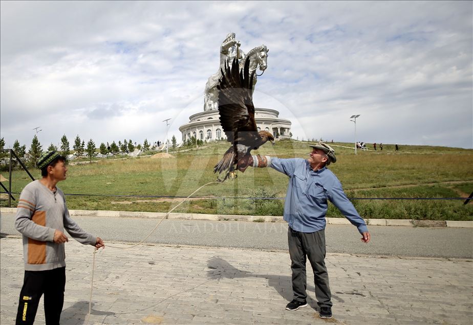 40 metrelik Cengiz Han Heykeli ziyaretçilerin ilgisini çekiyor