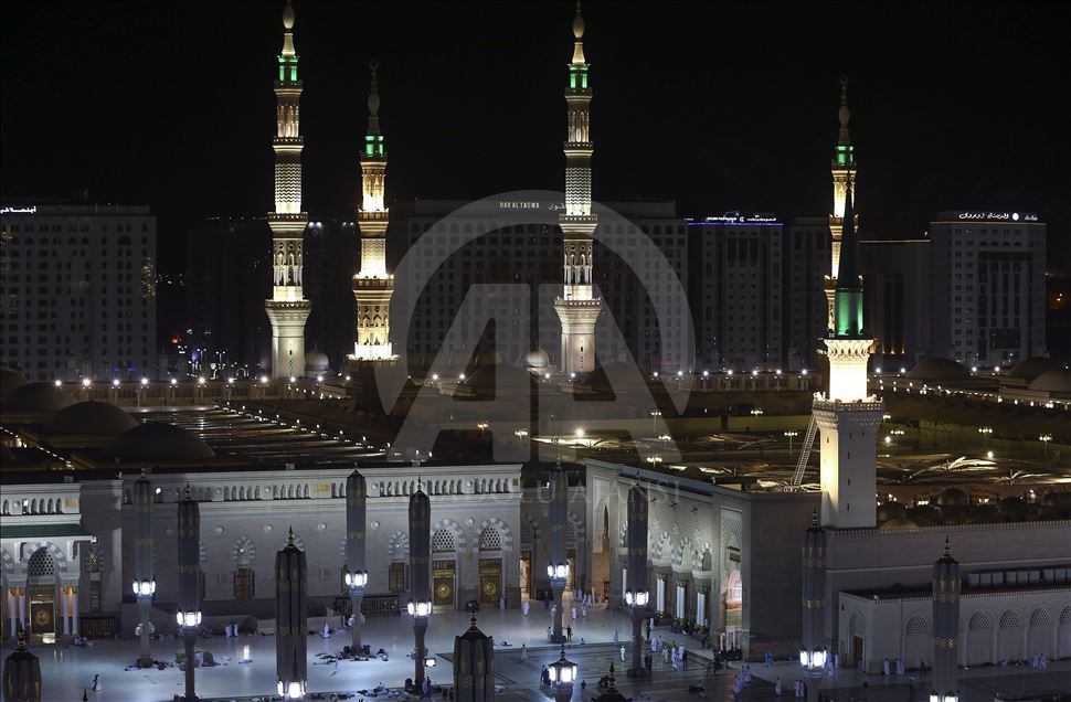 Fotografi nga Xhamia e të Dërguarit nga rrezet e para të diellit në Medine