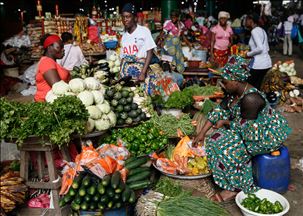 Убавината на шареноликиот пазар во Абиџан