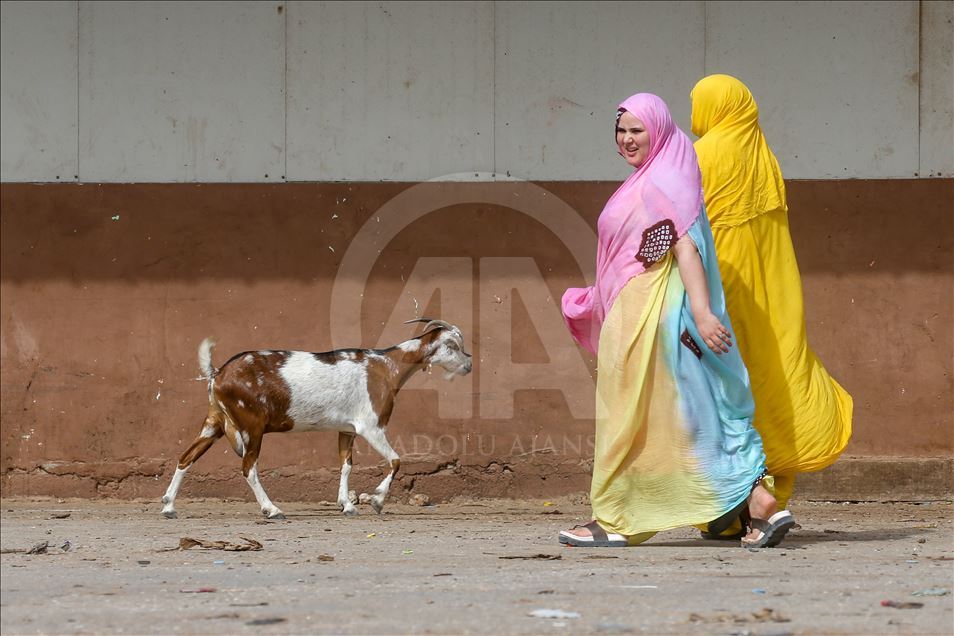 Raznobojna odjeća na ulicama afričkog grada Nouakchotta (2)