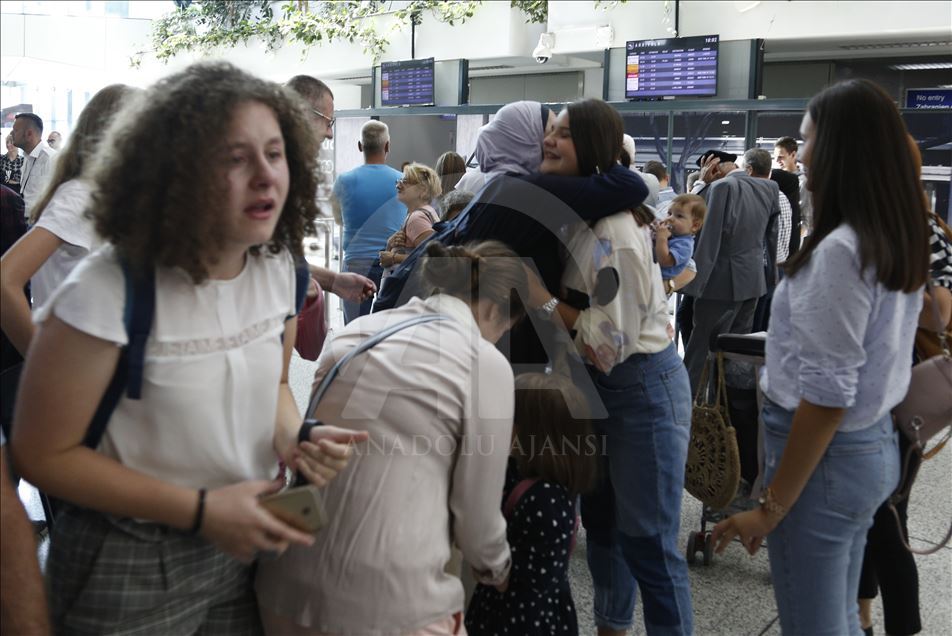 Prva grupa hadžija stigla u Sarajevo: Ponovni susret s porodicama, emocije, suze  
