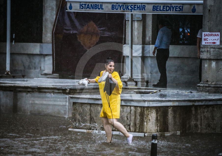 Jako nevrijeme zahvatilo Istanbul: Ulicama tekli potoci, poplavljeni objekti na Kapaličaršiji (2)