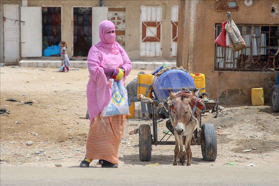 Raznobojna odjeća na ulicama afričkog grada Nouakchotta (2)