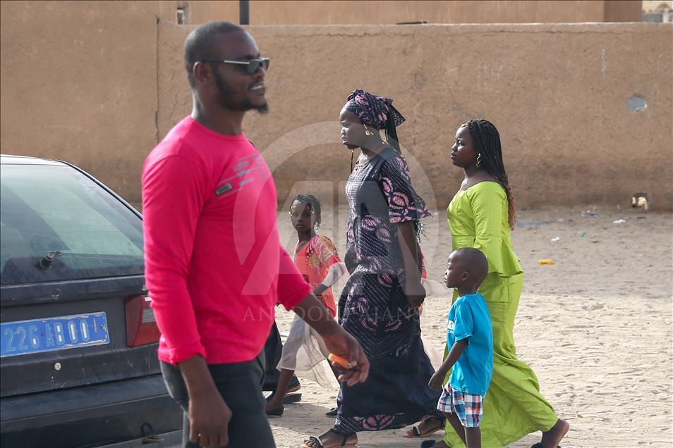 Raznobojna odjeća na ulicama afričkog grada Nouakchotta