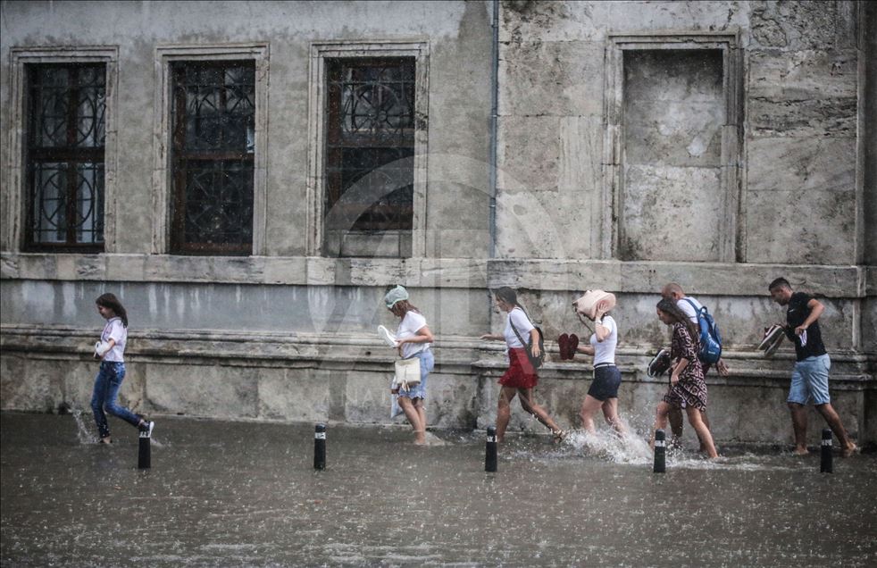 Jako nevrijeme zahvatilo Istanbul: Ulicama tekli potoci, poplavljeni objekti na Kapaličaršiji (2)