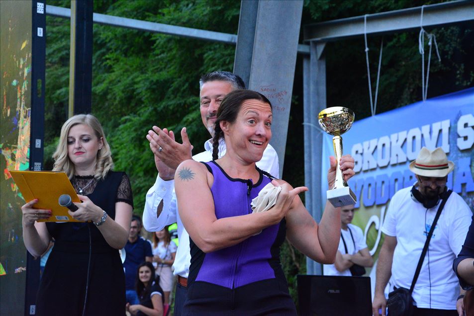 Concurso de clavados en las Cataratas Plave en Bosnia y Herzegovina