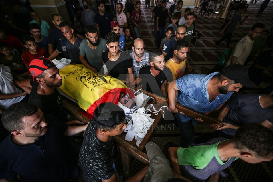 فلسطينيون يشيّعون جثامين 3 شبان قتلهم الجيش الإسرائيلي شمالي غزة 

