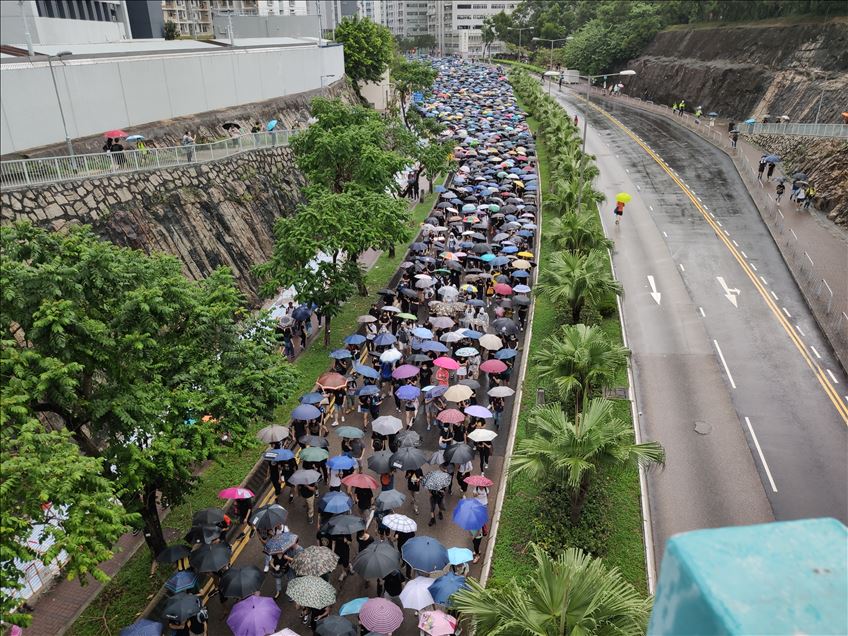 Manifestantes antigubernamentales se reúnen en Charter Garden en Hong Kong