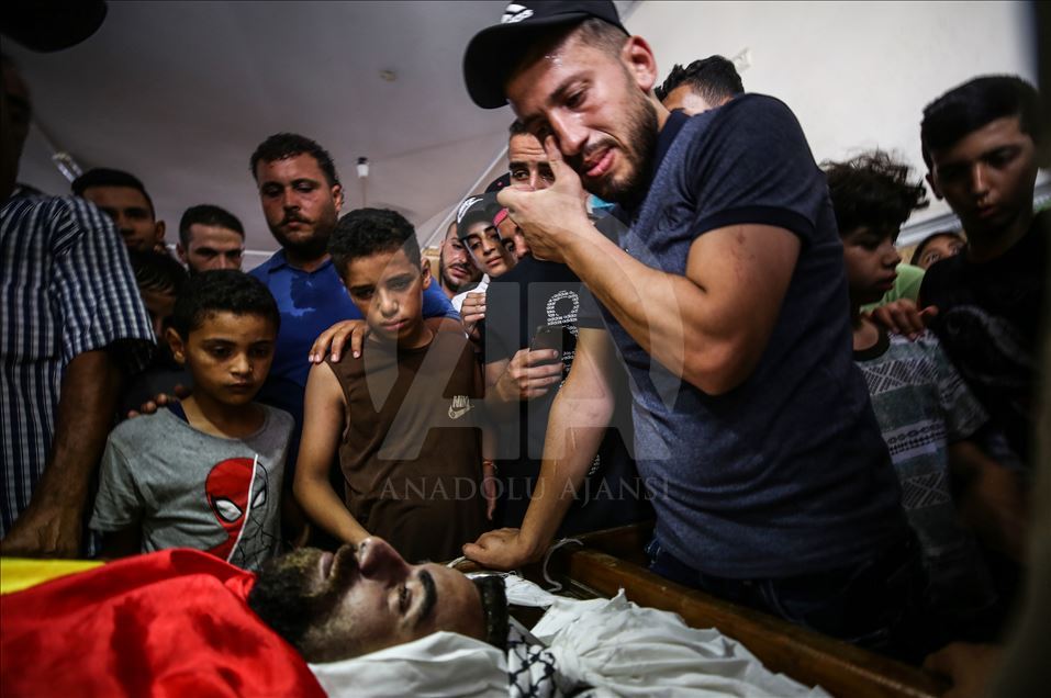فلسطينيون يشيّعون جثامين 3 شبان قتلهم الجيش الإسرائيلي شمالي غزة 
