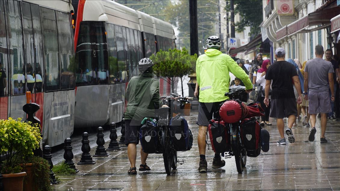 Bisikletle dünya turu yapan Alman bisikletçiler Türkiye'yi keşfe İstanbul'dan başladı