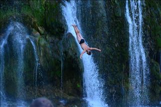 Concurso de clavados en las Cataratas Plave en Bosnia y Herzegovina