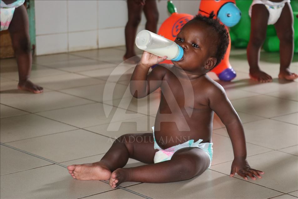 TİKA gönüllüleri Senegal'de yetimleri sevindirdi