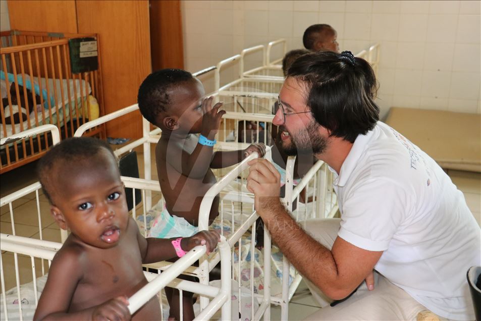 TİKA gönüllüleri Senegal'de yetimleri sevindirdi