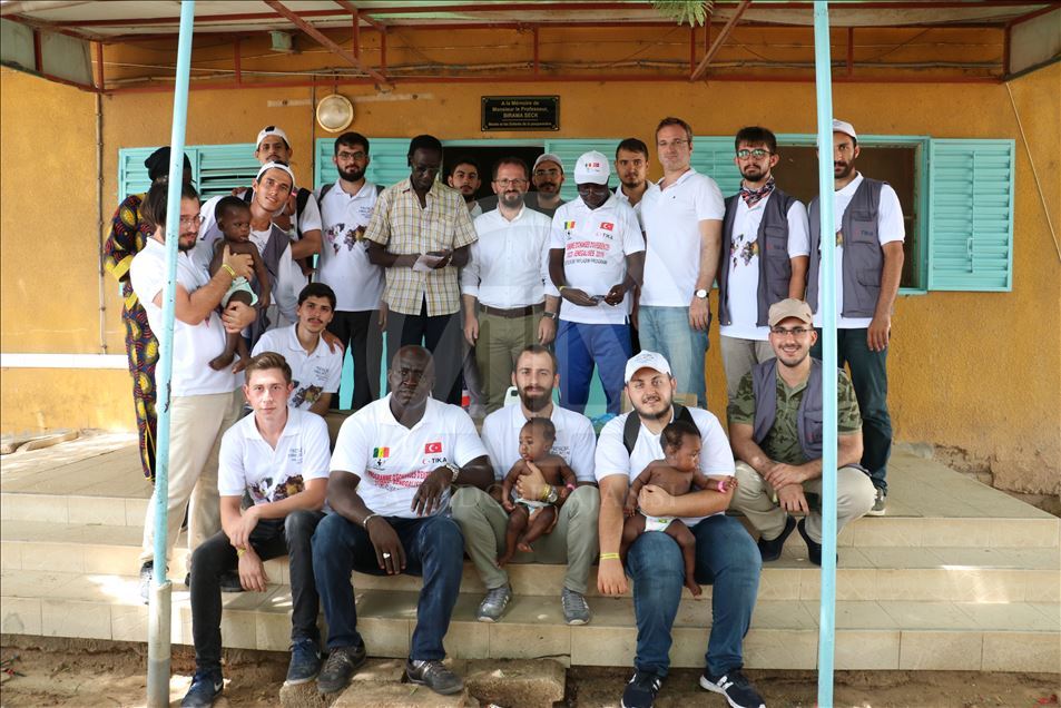 TİKA gönüllüleri Senegal'de yetimleri sevindirdi