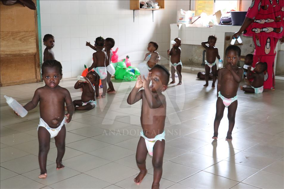 TİKA gönüllüleri Senegal'de yetimleri sevindirdi
