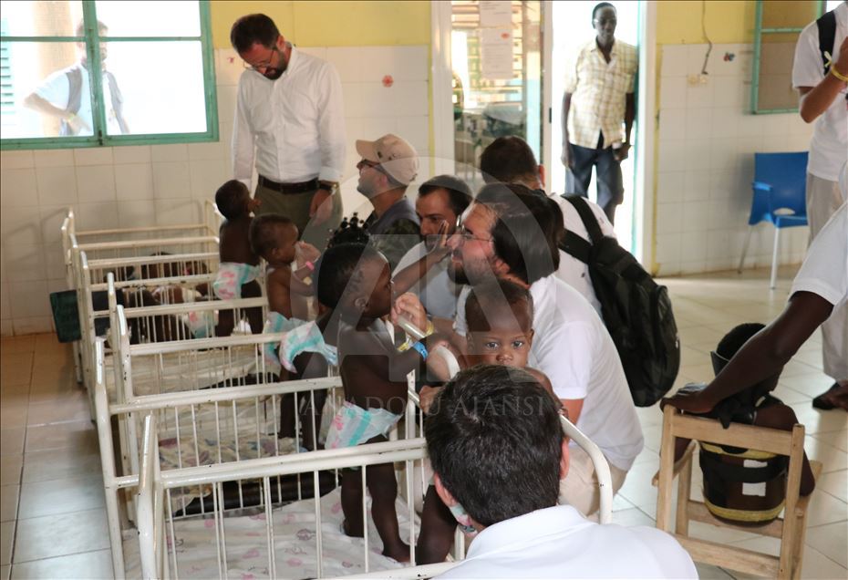 TİKA gönüllüleri Senegal'de yetimleri sevindirdi