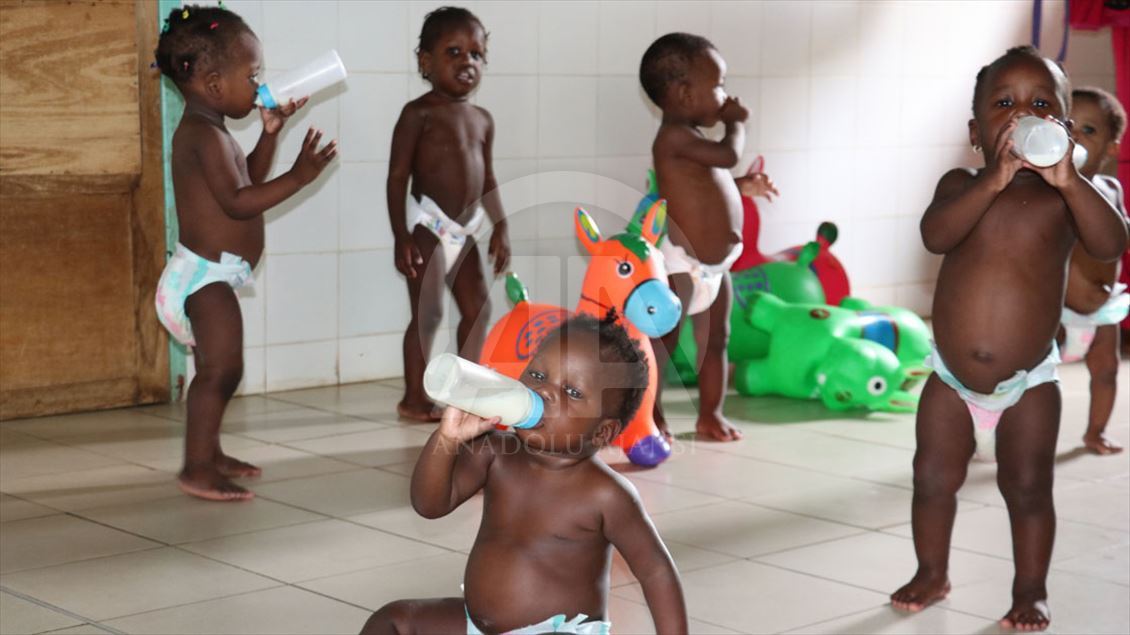 TİKA gönüllüleri Senegal'de yetimleri sevindirdi