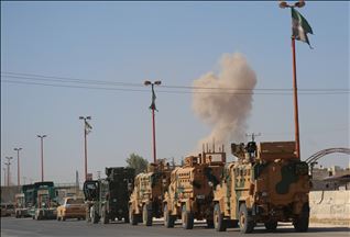 Ataque aéreo del régimen sirio deja tres muertos, 12 heridos y un convoy militar turco afectado en Idlib, Siria