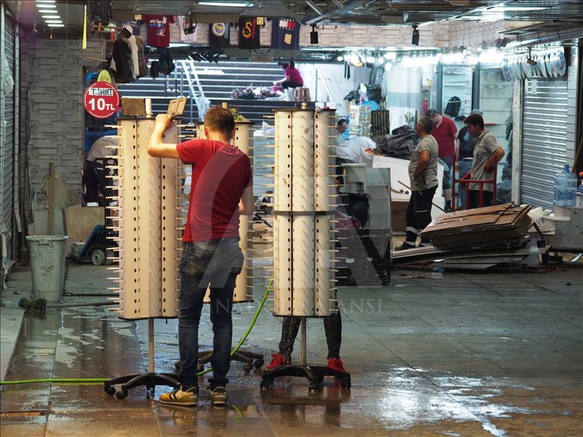 Eminönü alt geçidi esnafı yaralarını sarmaya çalışıyor