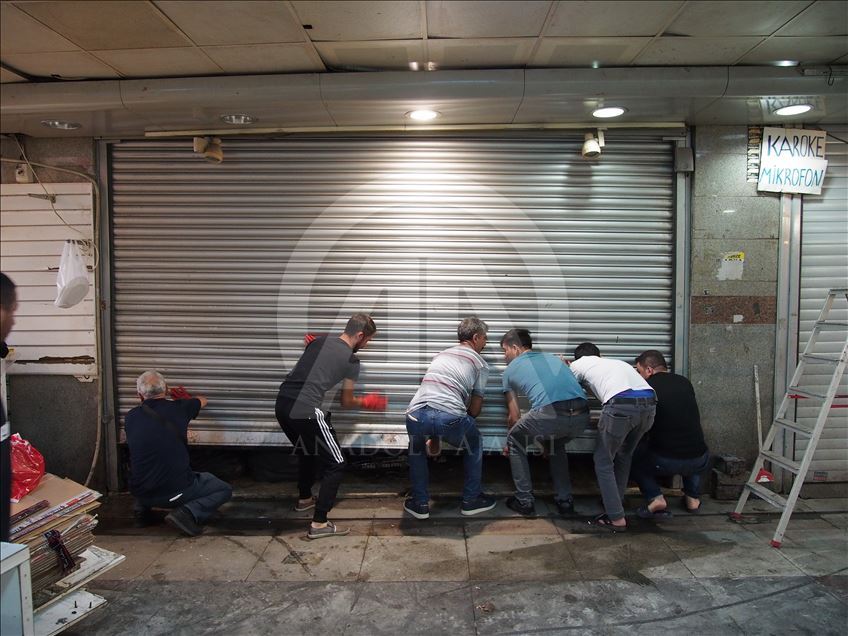 Eminönü alt geçidi esnafı yaralarını sarmaya çalışıyor