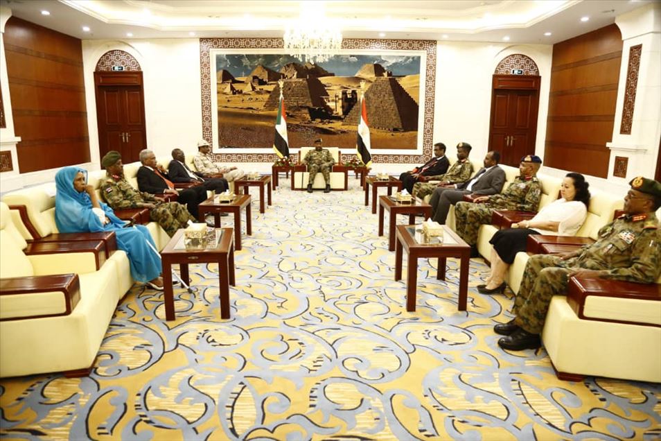 السودان.. 9 من أعضاء المجلس السيادي يؤدون اليمين