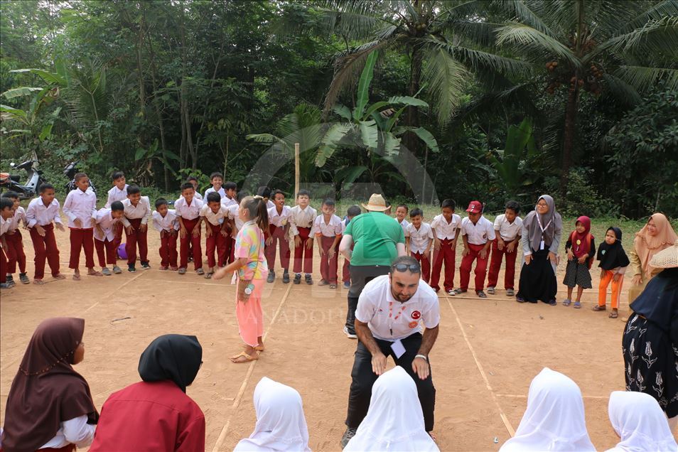 Türk yardım gönüllülerinden Endonezya'daki yoksul köy halkına destek