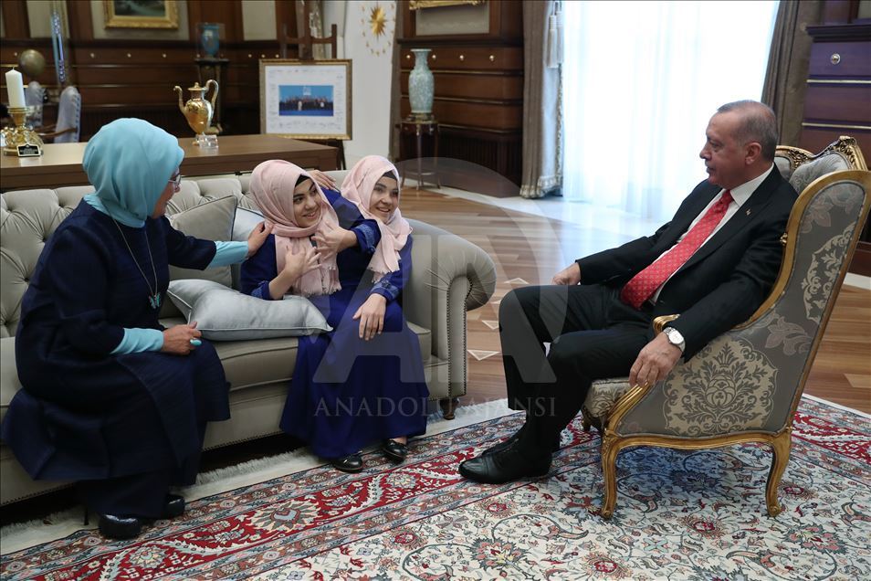 Cumhurbaşkanı Erdoğan Ayşe ve Sema Tanrıkulu ile görüştü