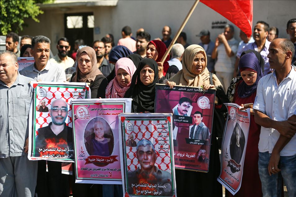 وقفة بغزة تضامنًا مع المعتقلين الفلسطينيين في السجون الإسرائيلية