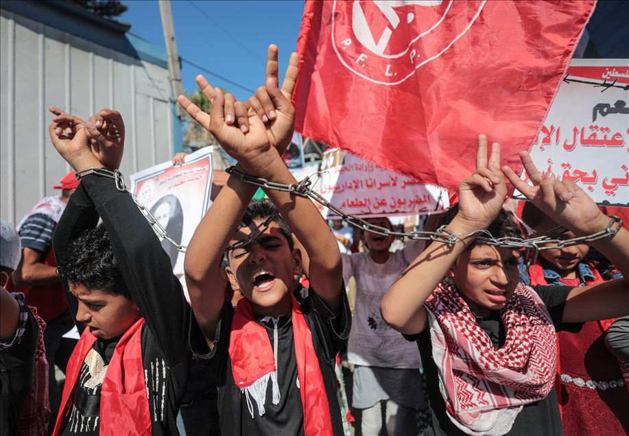 وقفة بغزة تضامنًا مع المعتقلين الفلسطينيين في السجون الإسرائيلية