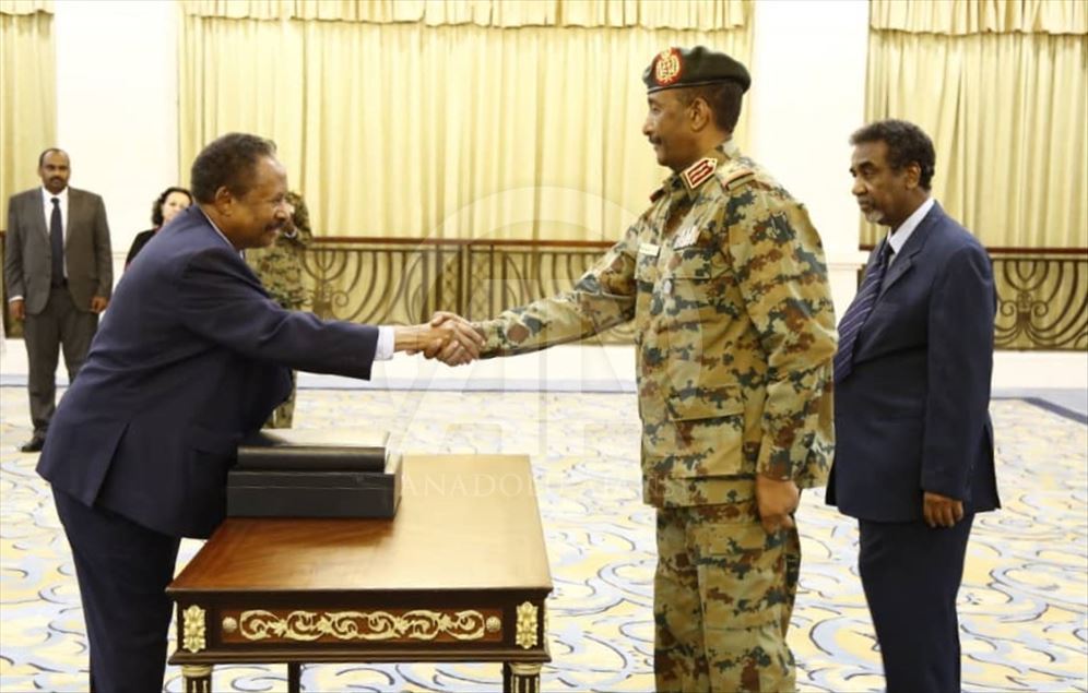 السودان.. "حمدوك" يؤدى اليمين الدستورية رئيسا للوزراء