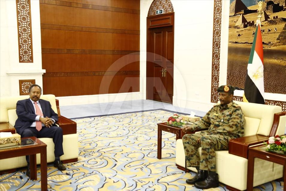 السودان.. "حمدوك" يؤدى اليمين الدستورية رئيسا للوزراء
