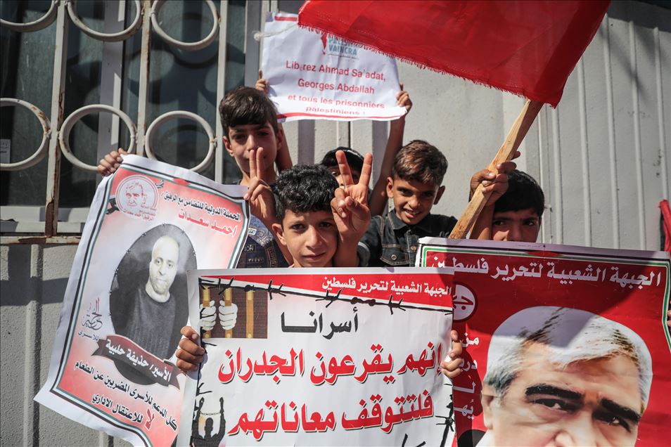 وقفة بغزة تضامنًا مع المعتقلين الفلسطينيين في السجون الإسرائيلية
