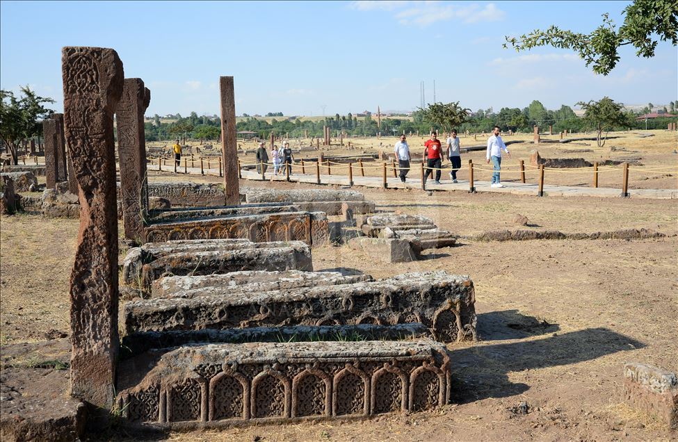 Selçuklu Meydan Mezarlığı'nda "Malazgirt" bereketi