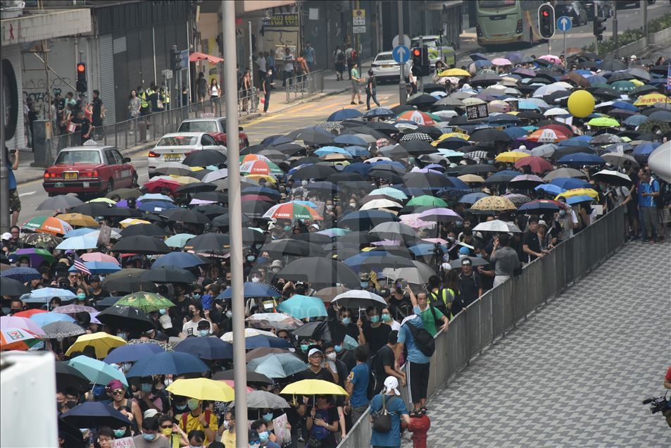 Hong Kong’da protestocular tekrar yollarda