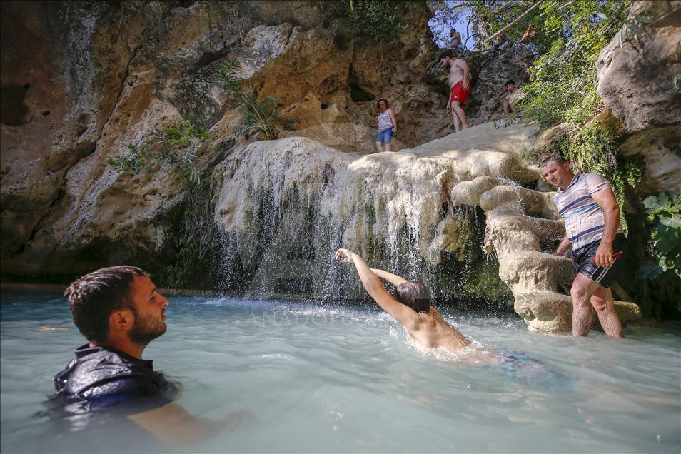 علاقه گردشگران به استخر طبیعی «کینگ» در آنتالیا
