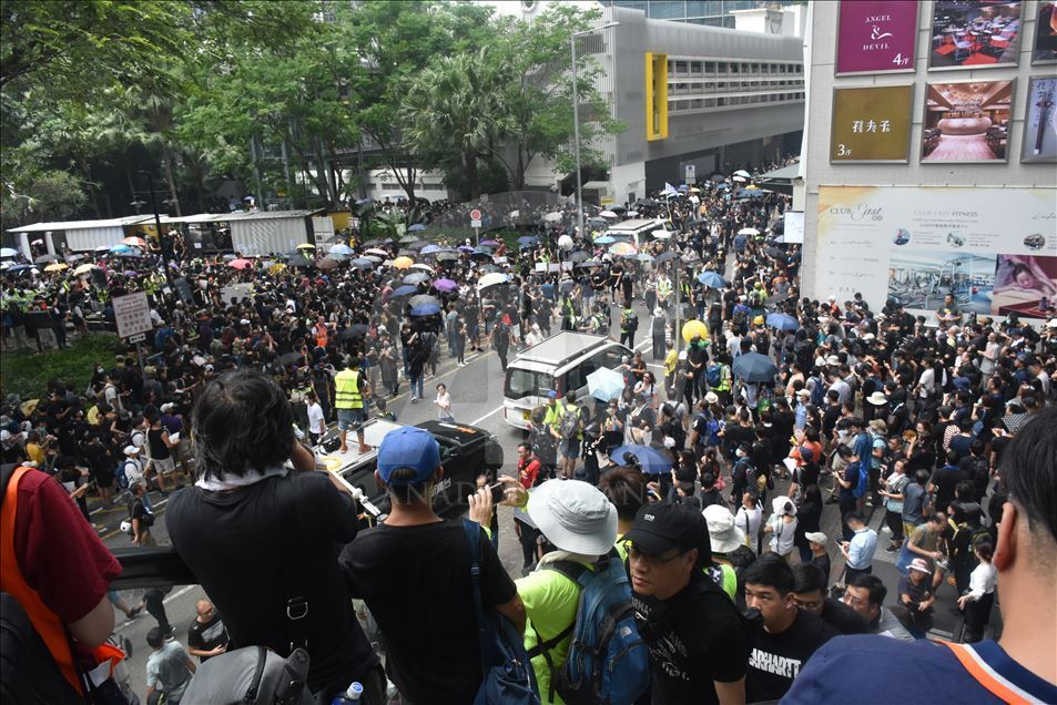 Hong Kong’da protestocular tekrar yollarda