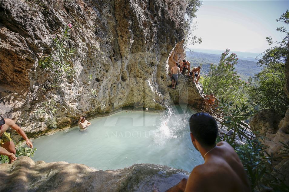 علاقه گردشگران به استخر طبیعی «کینگ» در آنتالیا
