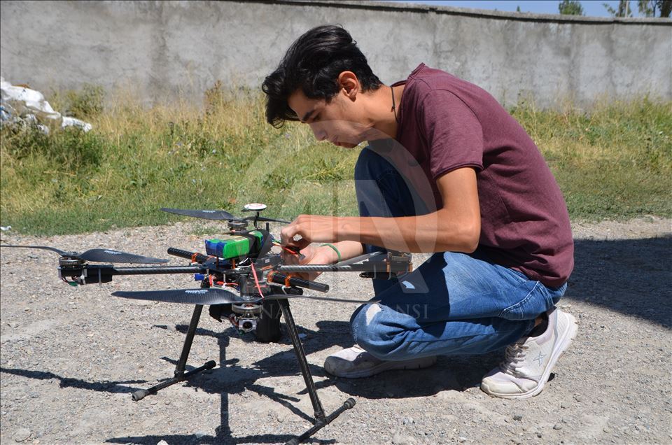 Yüksekovalı genç, hurda malzemelerle drone yaptı