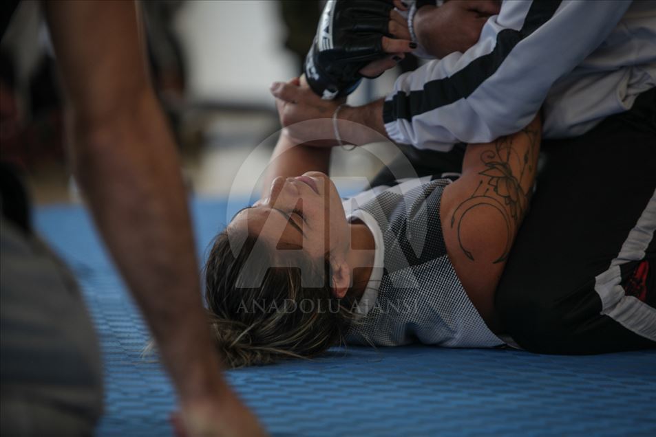 Sobrevivientes de minas antipersona practican artes marciales mixtas en Bogotá